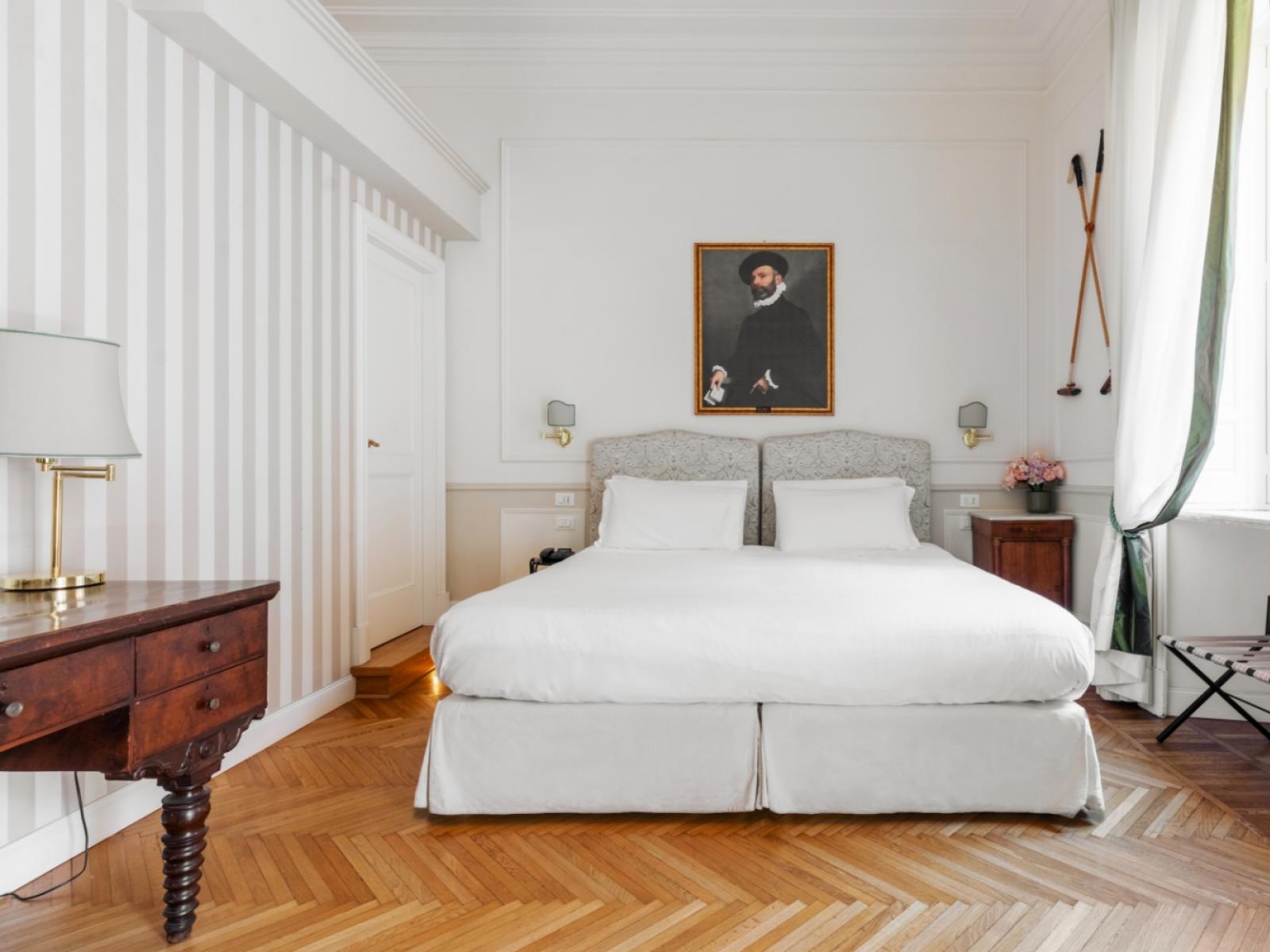 Elegante camera da letto con arredi classici, atmosfera serena e luminosa.