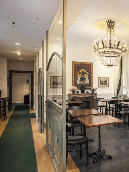 Elegante sala da pranzo con lampadario scintillante e arredi classici.