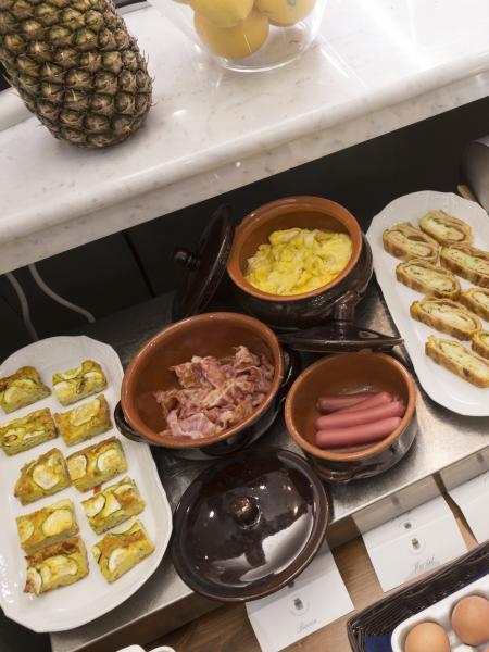 Ricca colazione a buffet: pane, frutta, uova e dolci deliziosi.