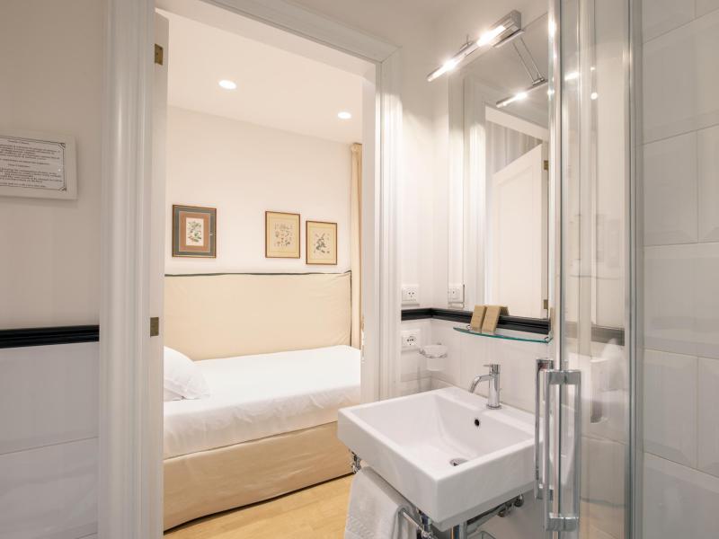 Camera accogliente con bagno moderno, atmosfera rilassante e dettagli eleganti.