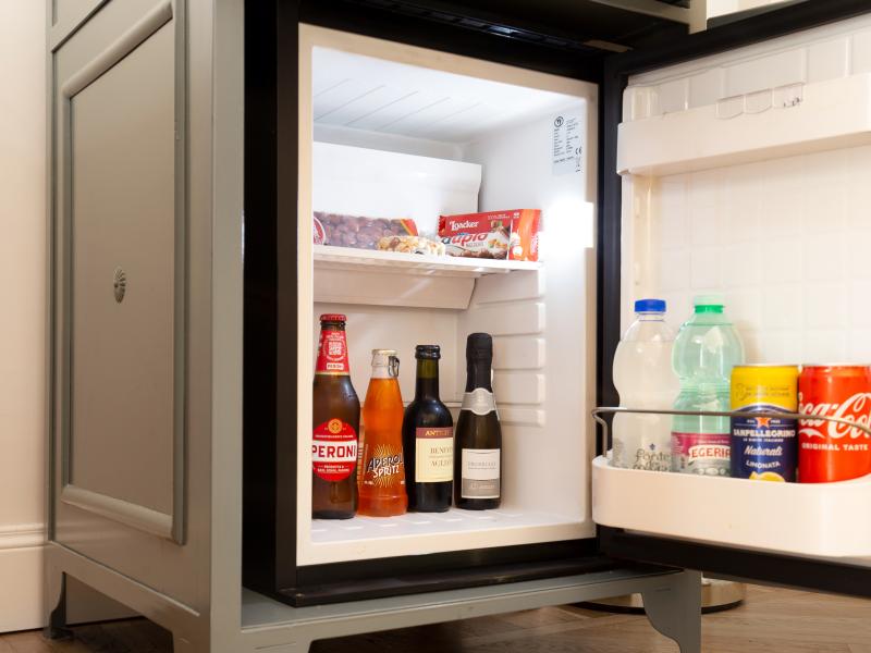 Un frigo aperto, pieno di bevande fresche e snack deliziosi.