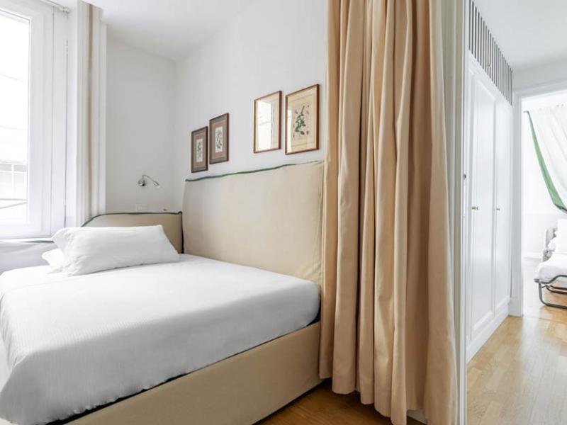 Camera accogliente e luminosa con letti comodi e arredamento elegante.