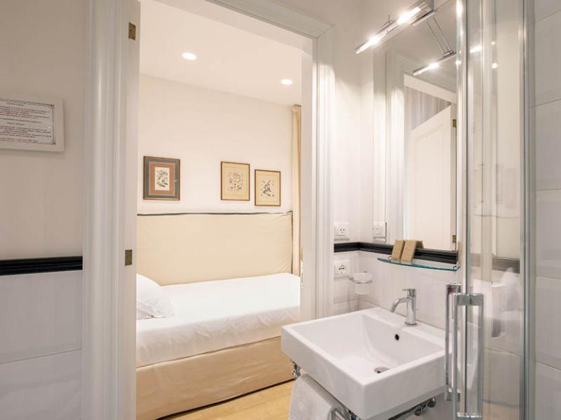 Camera accogliente con bagno moderno, luce calda e decorazioni eleganti.